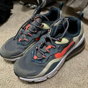Gently used Nike air 270 react size 4Y